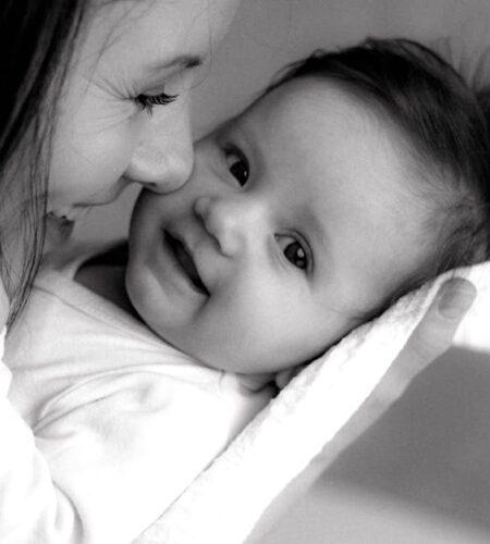 Le lien d’attachement : comprendre son impact sur le développement de l’enfant